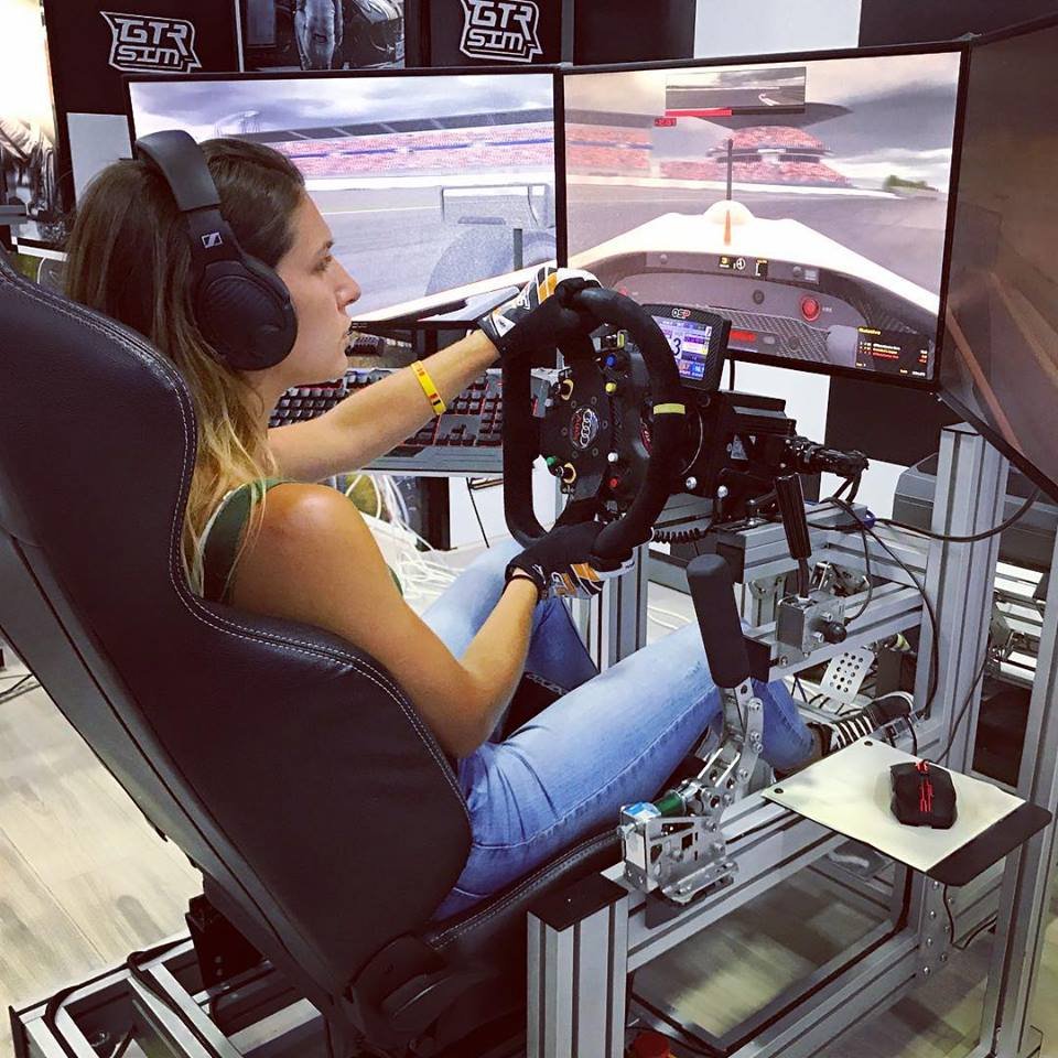 PRACTICAR SIMRACING (CONDUCCIÓN EN SIMULADORES)…